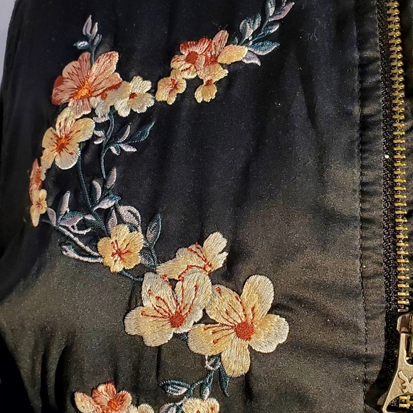 American Eagle Outfitters Embroided Black Satin Light Jacket Size Large - Picture 5 of 7